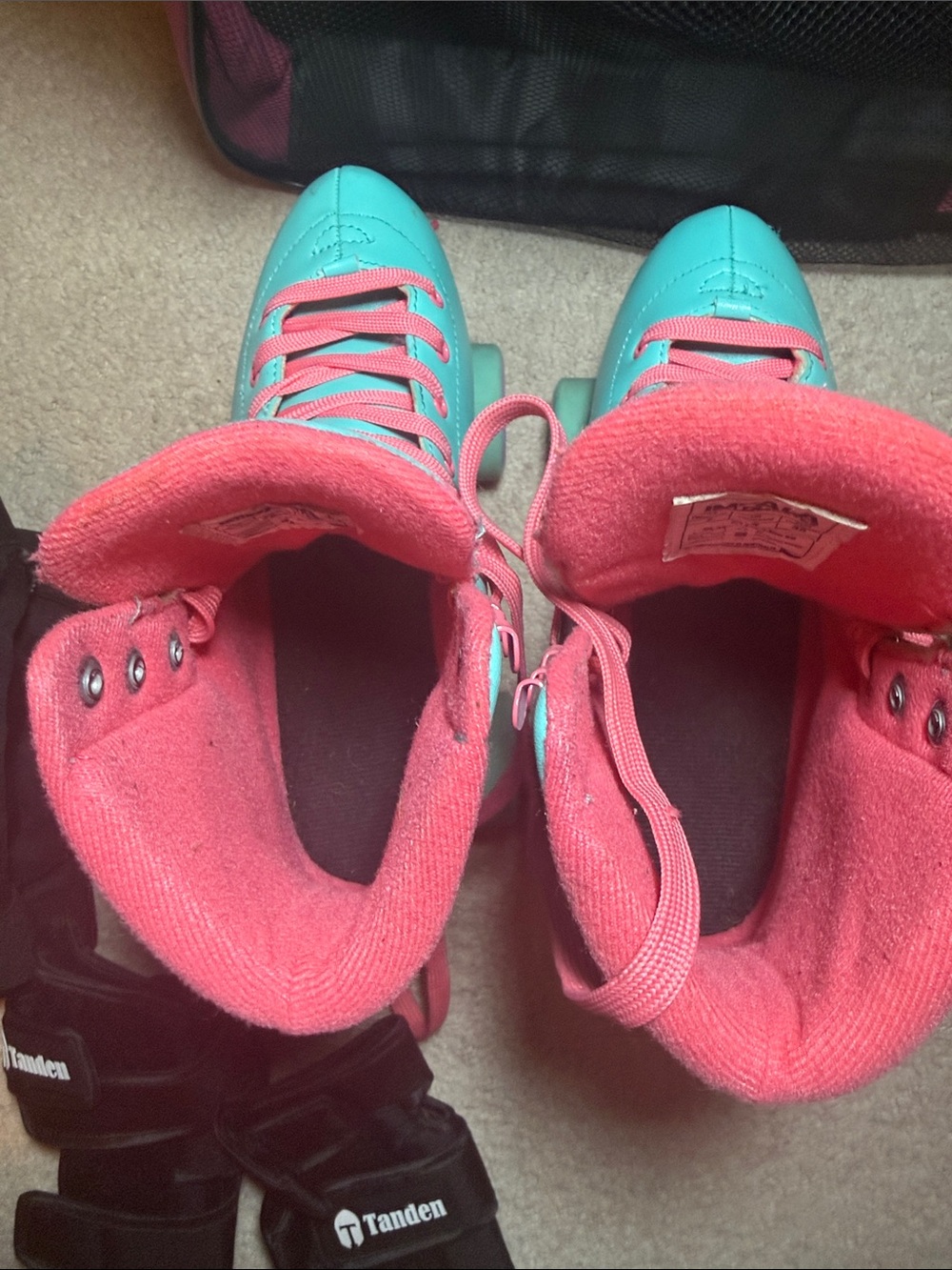 Impala Mint & Coral Quad Roller Skates with Protective Gear and Pink Skate Bag - Picture 6 of 16